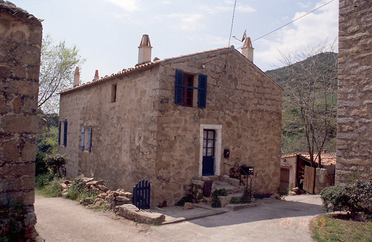 Vue d'ensemble de trois quarts.