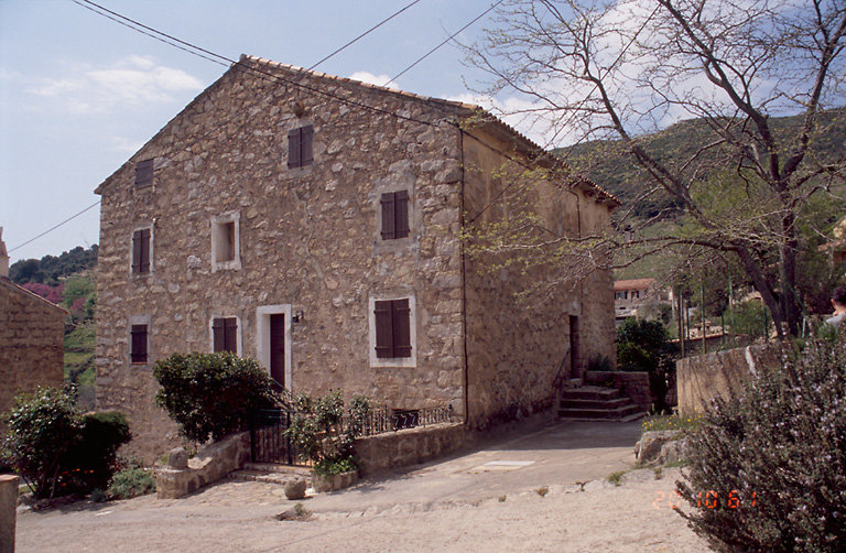 Vue d'ensemble de trois quarts.