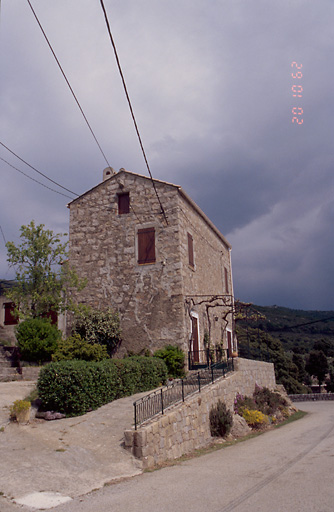 Vue d'ensemble de trois quarts.