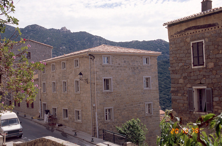 Vue d'ensemble de trois quarts.