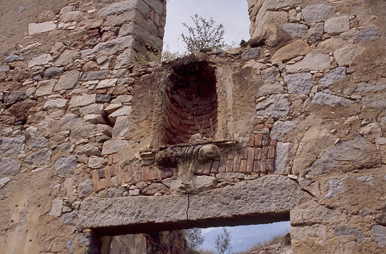 Niche concave sommant la porte principale.