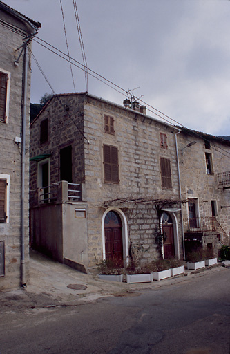 Vue d'ensemble de trois quarts.