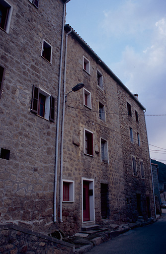 Vue d'ensemble de trois quarts.