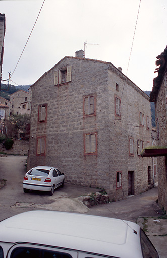 Vue d'ensemble de trois quarts.