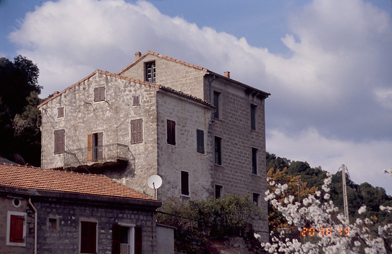 Vue d'ensemble de trois quarts.