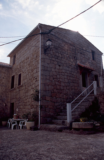 Vue d'ensemble de trois quarts.