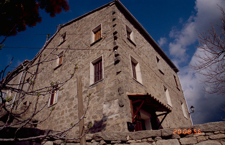 Vue d'ensemble de trois quarts.