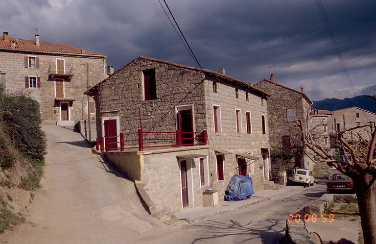 Vue d'ensemble de trois quarts.
