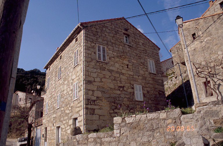 Vue d'ensemble de trois quarts.