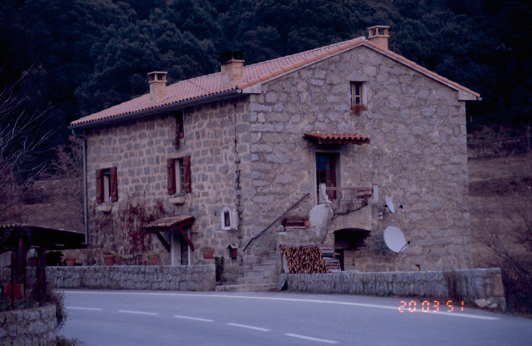 Vue d'ensemble de trois quarts.