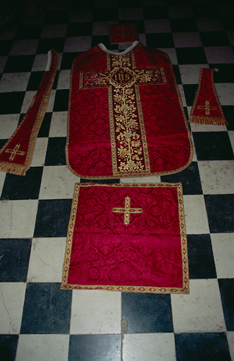 Chasuble, étole, manipule, bourse de corporal, voile de calice de l'ornement rouge No 2