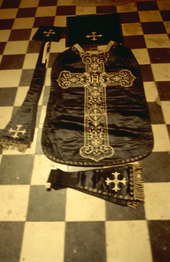 Chasuble, étole, manipule, bourse de corporal, voile de calice de l'ornement noir No 2