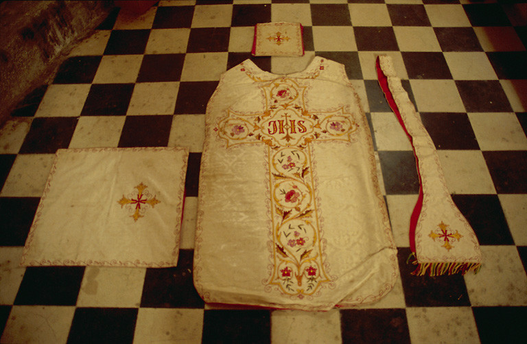 Chasuble, étole, bourse de corporal, voile de calice de l'ornement blanc No 2