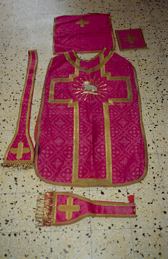 Chasuble, étole, manipule, bourse de corporal, voile de calice (ornement rouge)