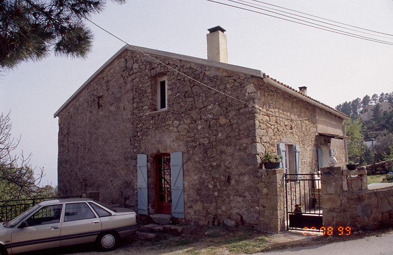 Vue d'ensemble de trois quarts.