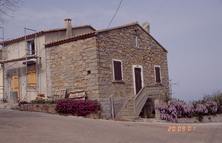 Vue d'ensemble de trois quarts.