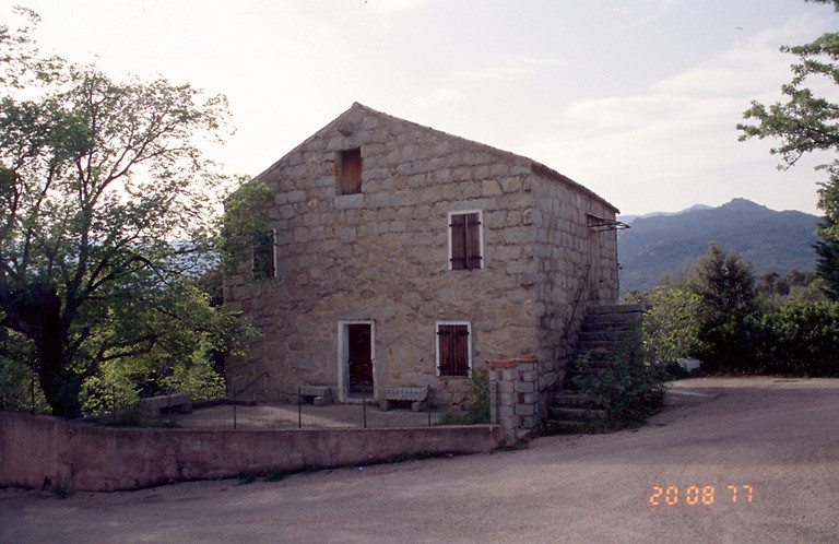 Vue d'ensemble de trois quarts.