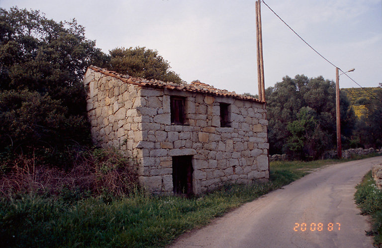 Vue d'ensemble de trois quarts.