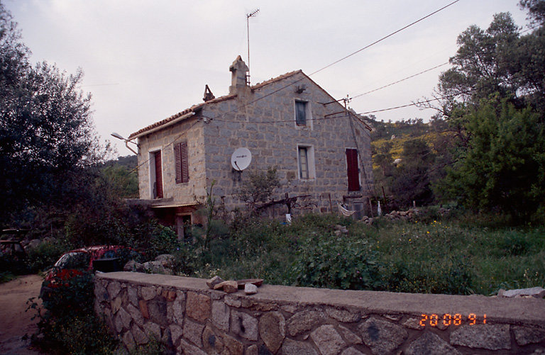 Vue d'ensemble de trois quarts.