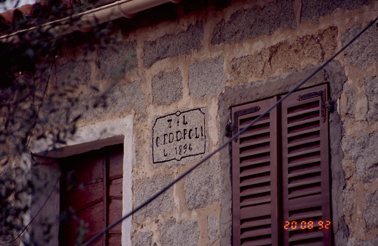 Inscription et date portée 1894.