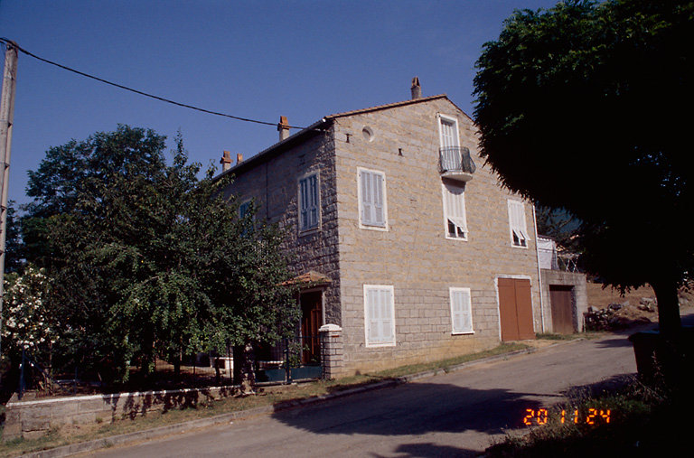 Vue d'ensemble de trois quarts.