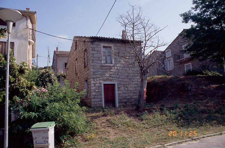 Vue d'ensemble de trois quarts.