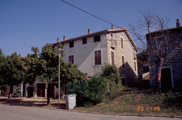 Vue d'ensemble de trois quarts.