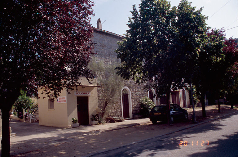 Vue d'ensemble de trois quarts.