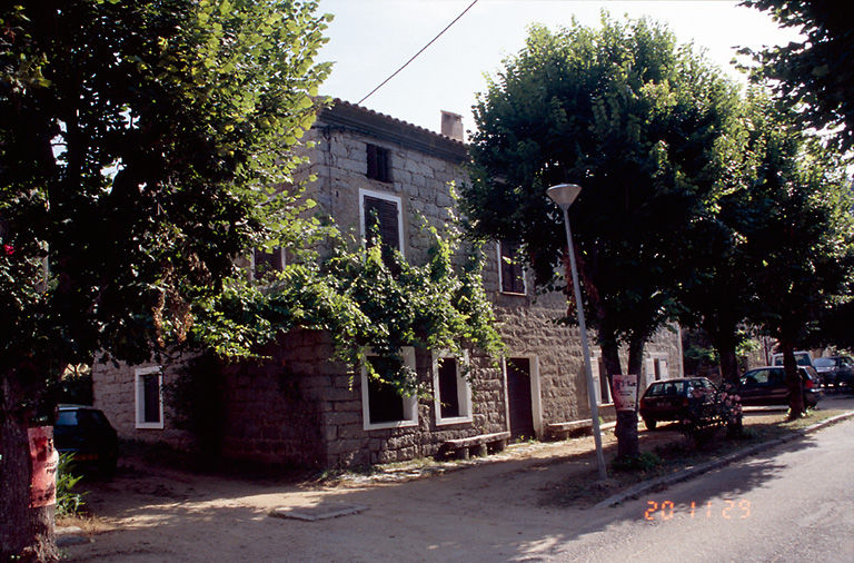 Vue d'ensemble de trois quarts.