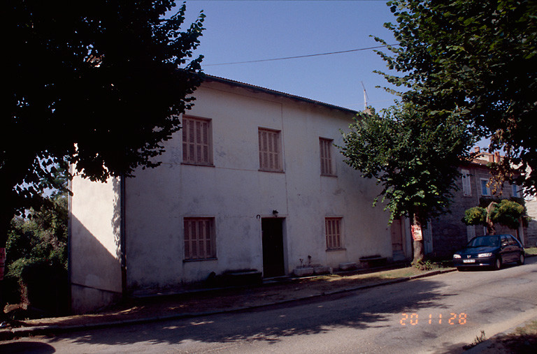 Vue d'ensemble de trois quarts.
