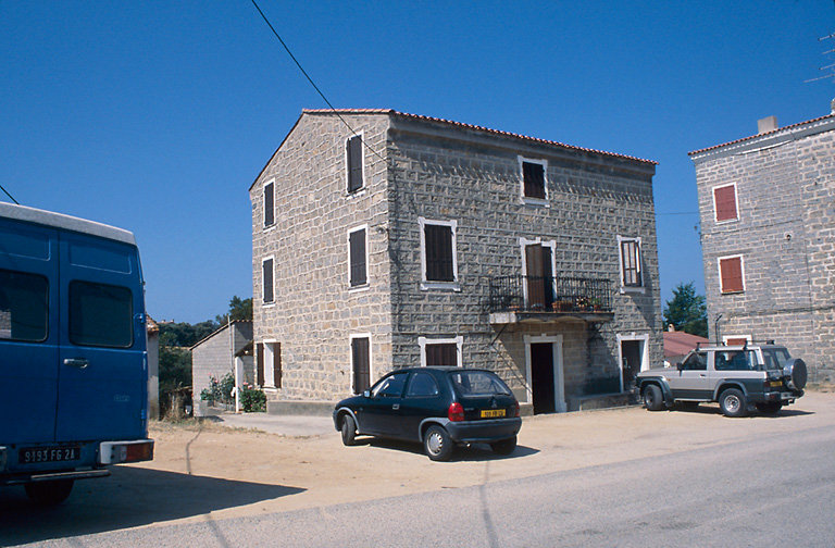 Vue d'ensemble de trois quarts gauche.