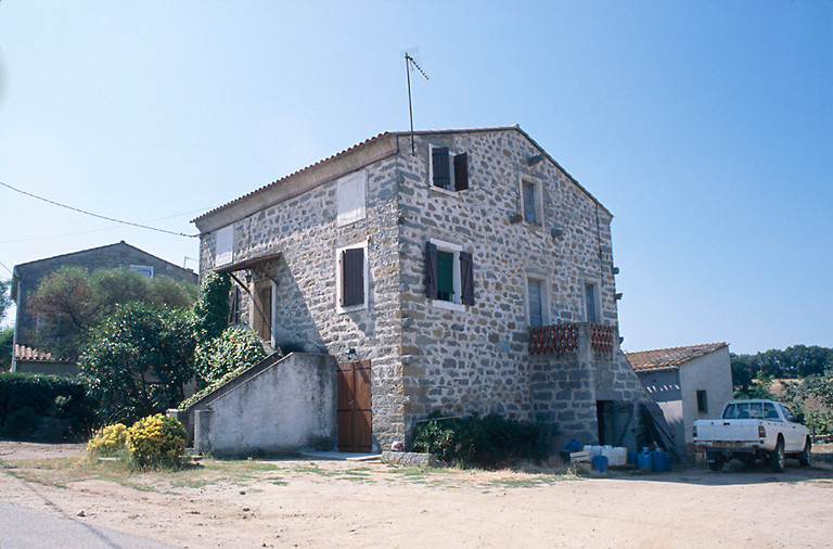 Vue d'ensemble de trois quarts.