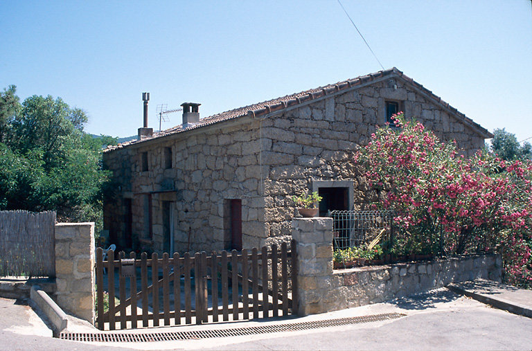 Vue d'ensemble de trois quarts.