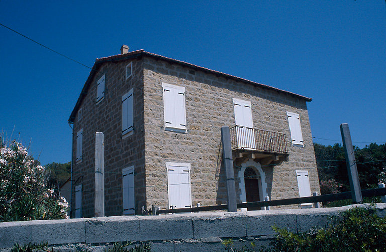 Vue d'ensemble de trois quarts.