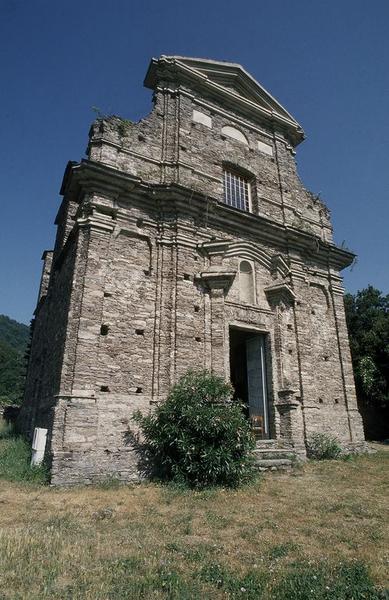 Vue d'ensemble de trois quarts.