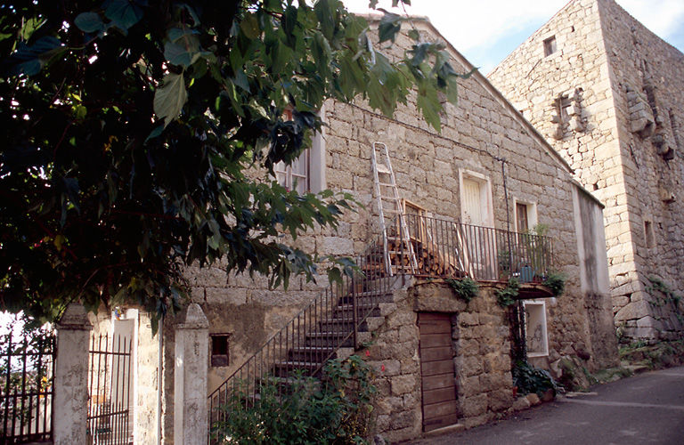 Vue d'ensemble de trois quarts.