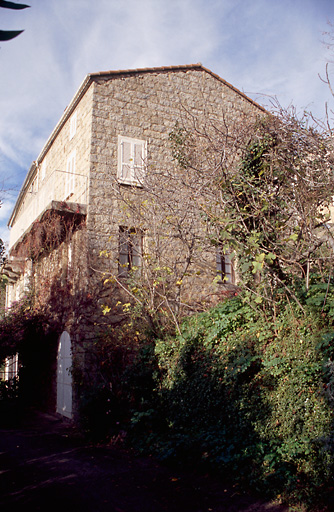 Vue d'ensemble de trois quarts.