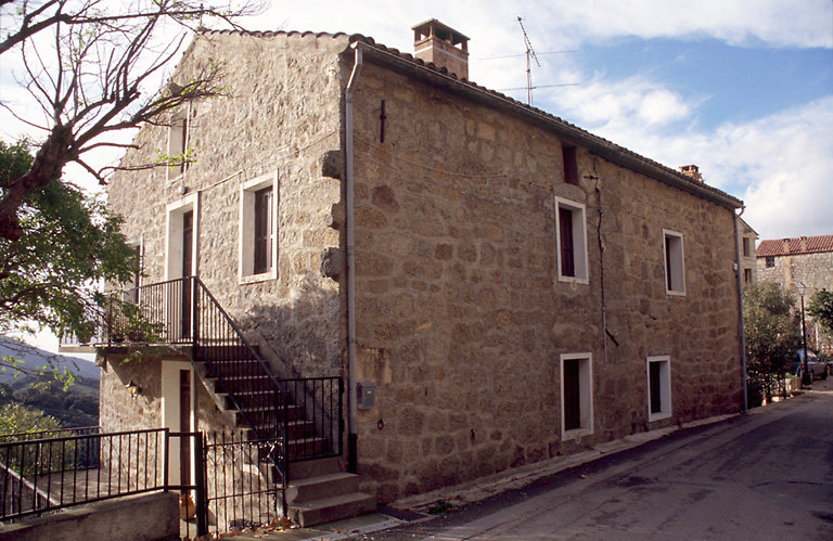 Vue d'ensemble de trois quarts.