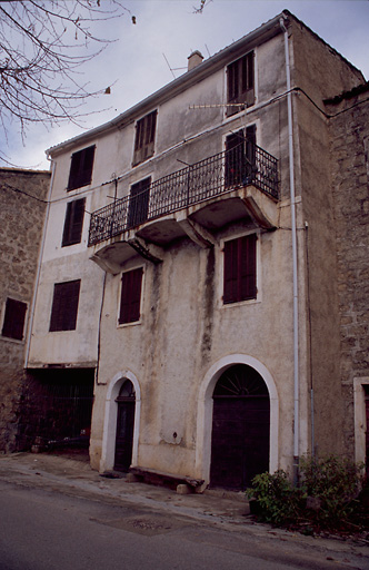 Vue d'ensemble de trois quarts.