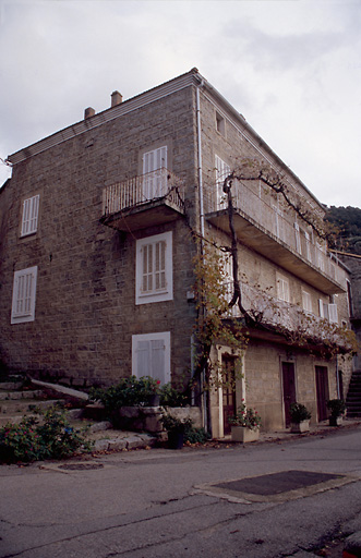 Vue d'ensemble de trois quarts.