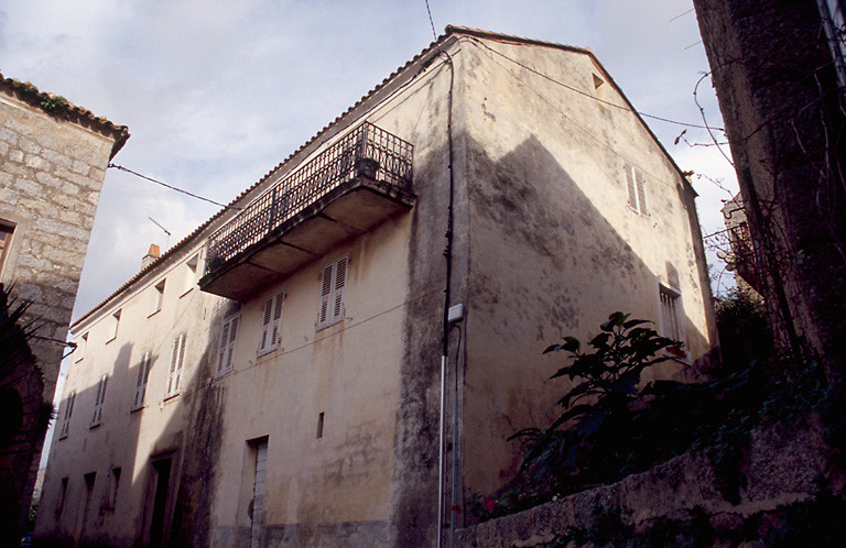 Vue d'ensemble de trois quarts.