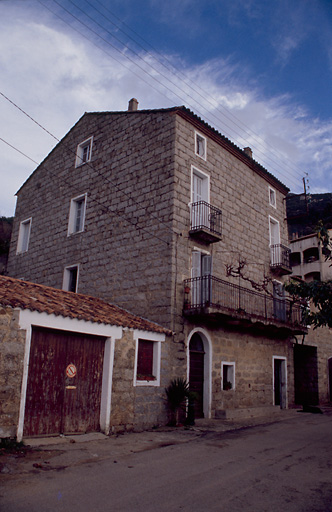 Vue d'ensemble de trois quarts.