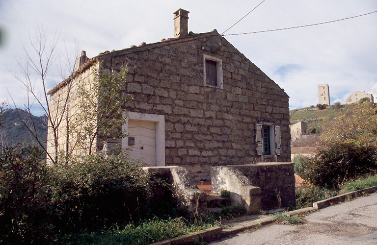 Vue d'ensemble de trois quarts.