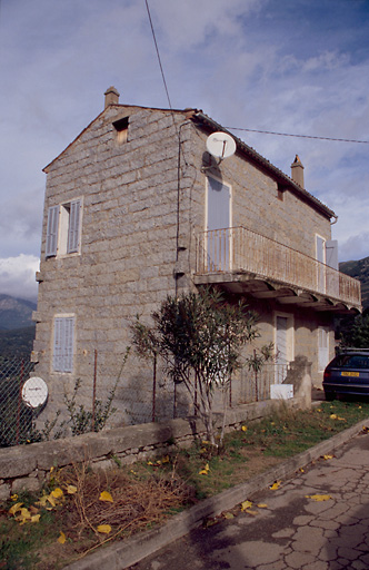 Vue d'ensemble de trois quarts.