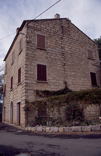 Vue d'ensemble de trois quarts.