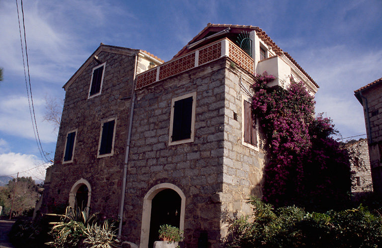 Vue d'ensemble de trois quarts.