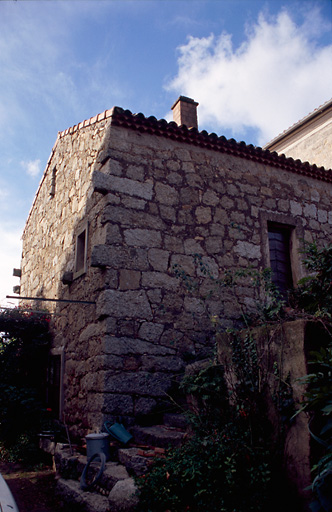 Vue d'ensemble de trois quarts.