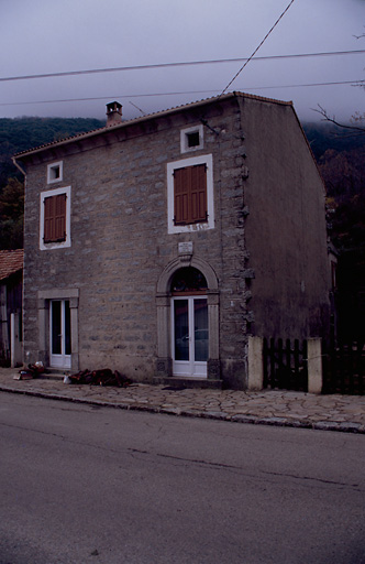 Vue d'ensemble de trois quarts.