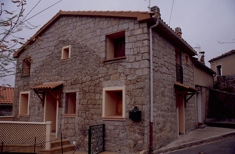 Vue d'ensemble de trois quarts.