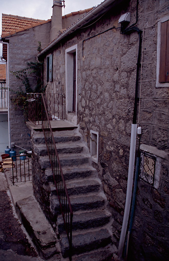 Vue d'ensemble de trois quarts.